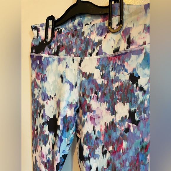 Fabletics 💜🤍🩵 Mid-Rise Printed PowerHold pants. - Picture 5 of 11